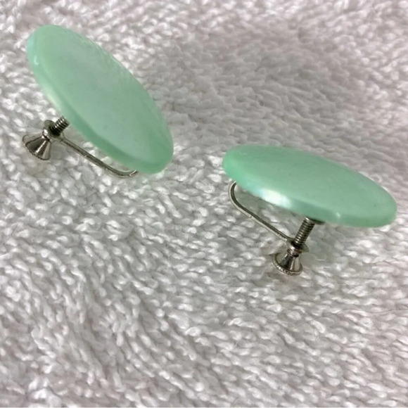 Vintage Light Green Pearlescent Plastic Circles Clip  On Earrings - Picture 4 of 8